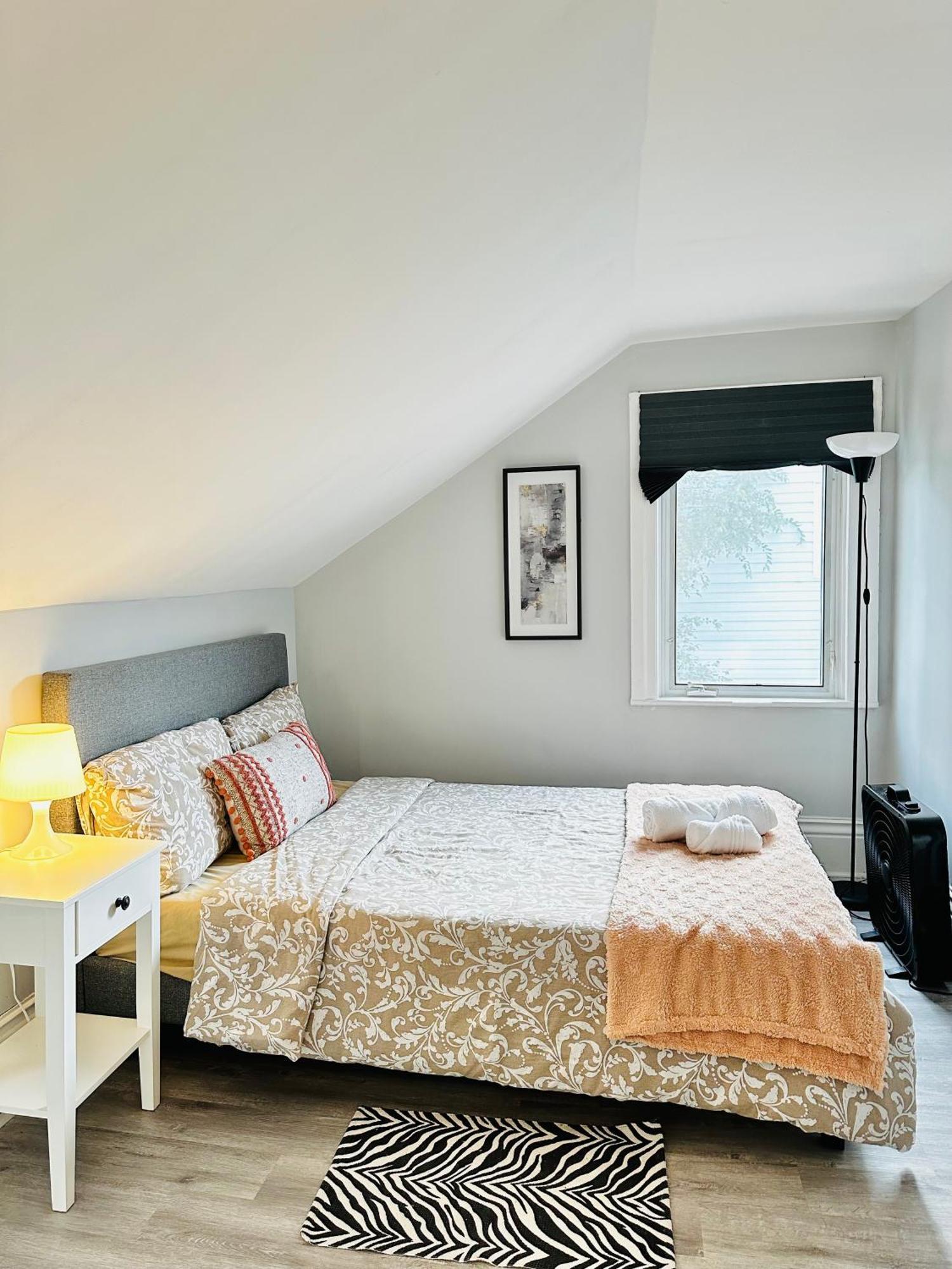 Appartement Cozy 2Br House Near Centre With Patio, Bbq, Backyard, And Netflix à Peterborough Extérieur photo