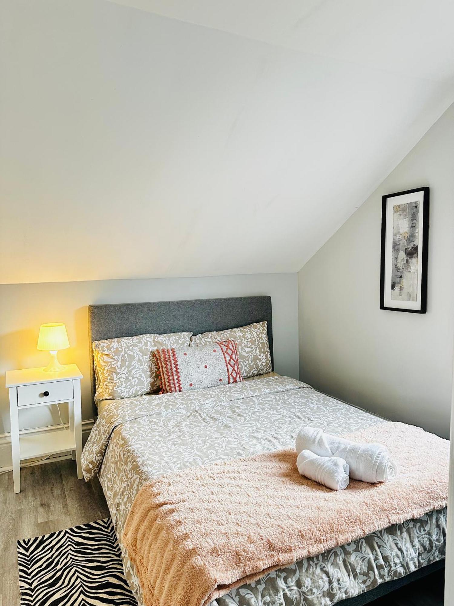 Appartement Cozy 2Br House Near Centre With Patio, Bbq, Backyard, And Netflix à Peterborough Extérieur photo