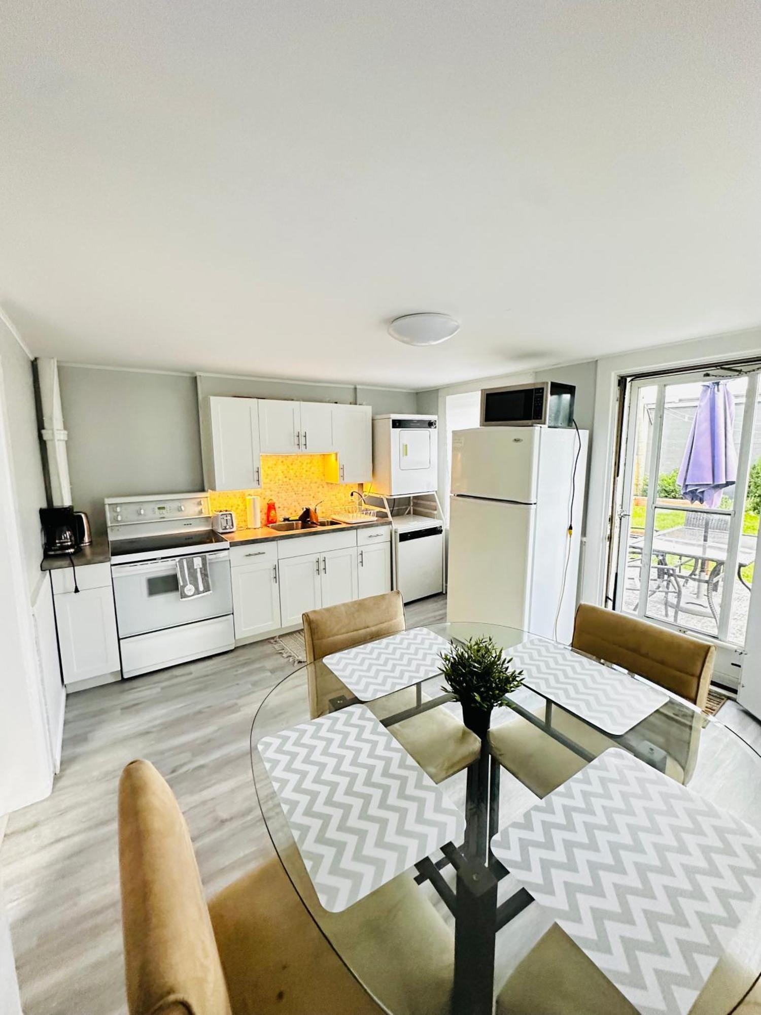 Appartement Cozy 2Br House Near Centre With Patio, Bbq, Backyard, And Netflix à Peterborough Extérieur photo