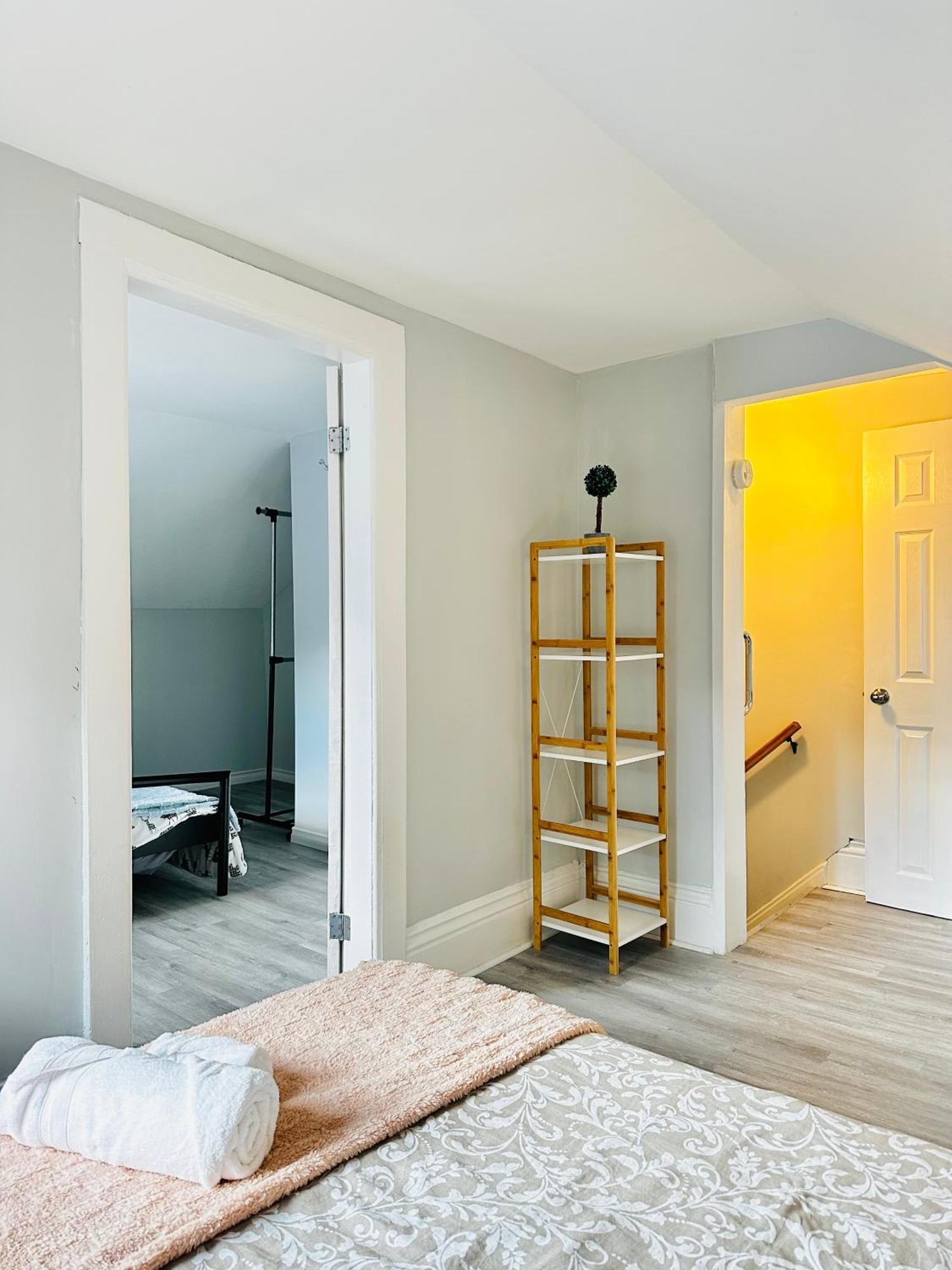 Appartement Cozy 2Br House Near Centre With Patio, Bbq, Backyard, And Netflix à Peterborough Extérieur photo