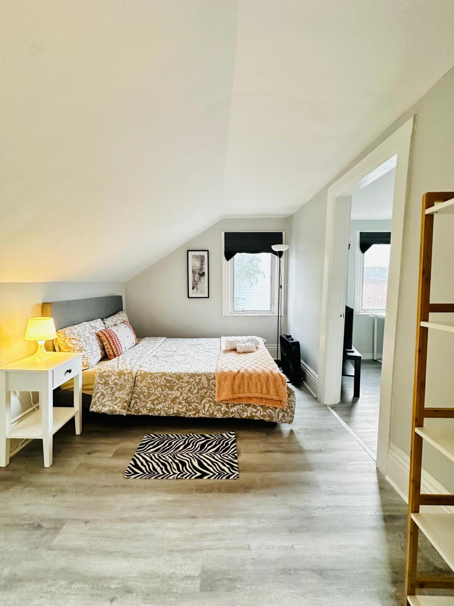 Appartement Cozy 2Br House Near Centre With Patio, Bbq, Backyard, And Netflix à Peterborough Extérieur photo