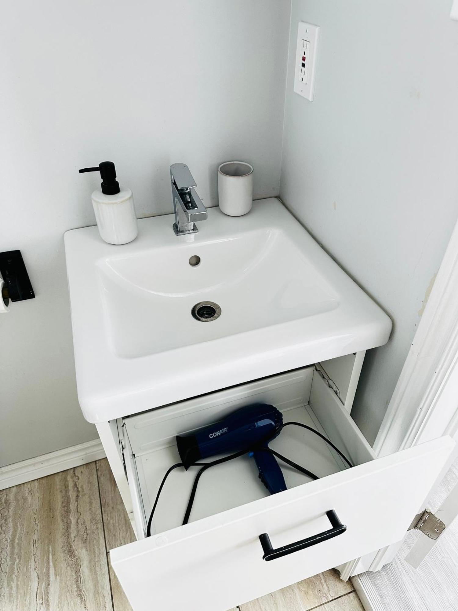 Appartement Cozy 2Br House Near Centre With Patio, Bbq, Backyard, And Netflix à Peterborough Extérieur photo