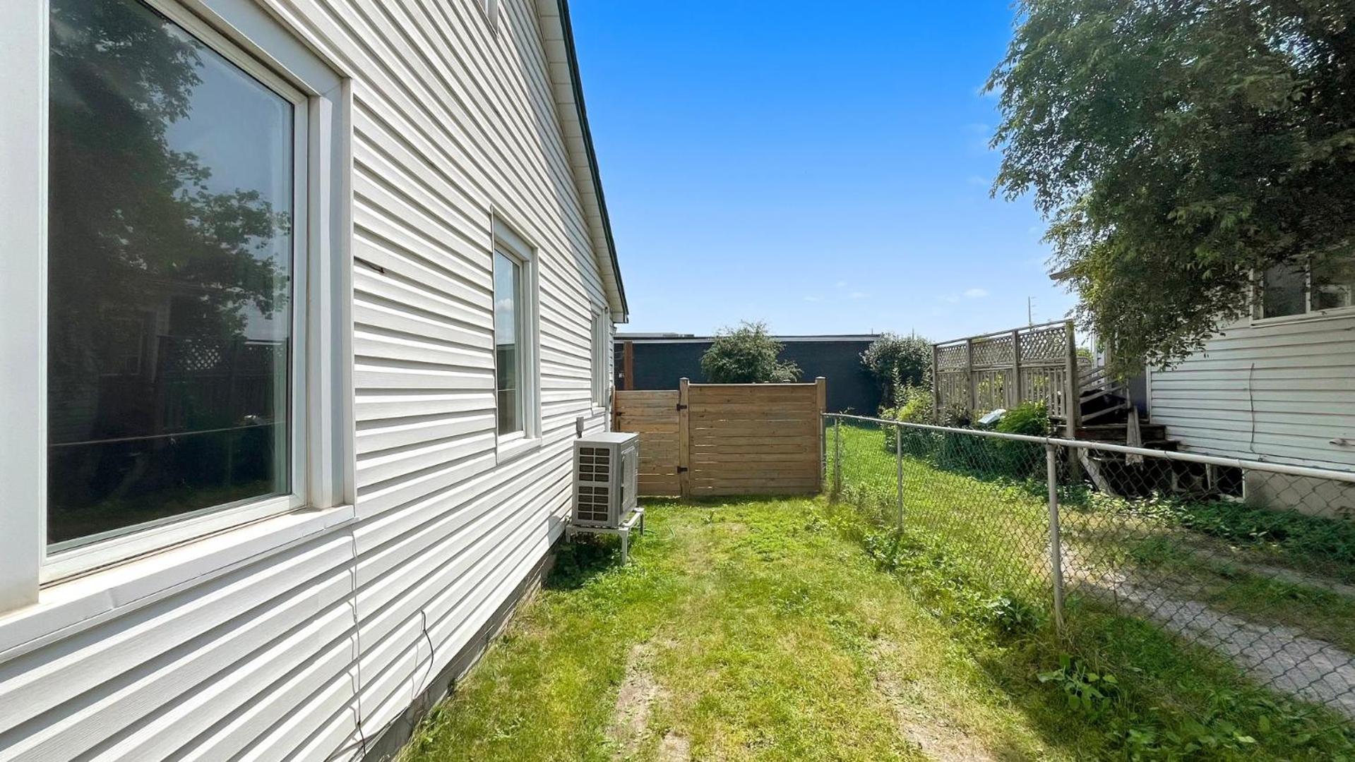 Appartement Cozy 2Br House Near Centre With Patio, Bbq, Backyard, And Netflix à Peterborough Extérieur photo
